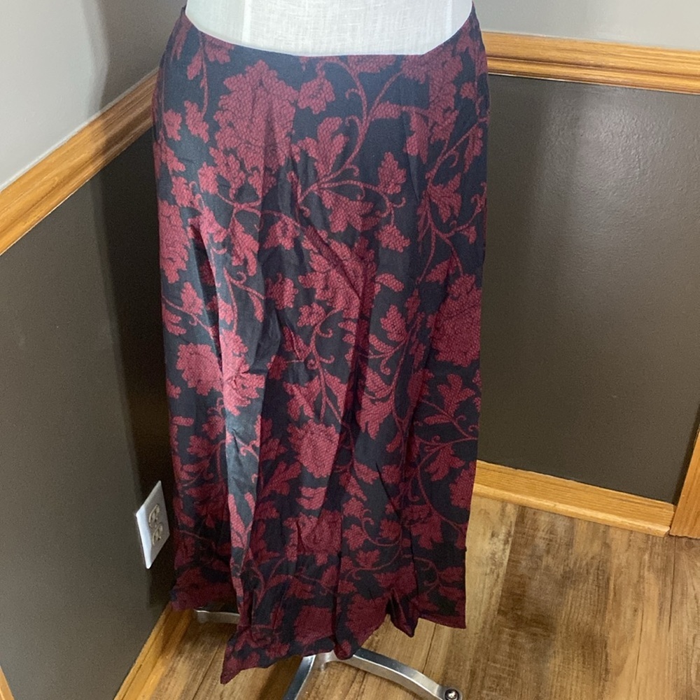 Croft & barrow maroon & black floral skirt size 12